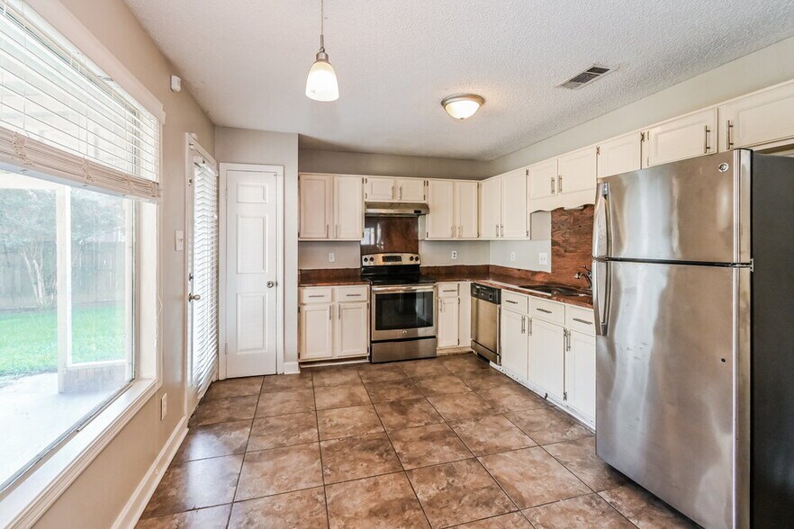 Building Photo - 4864 Barkshire Dr