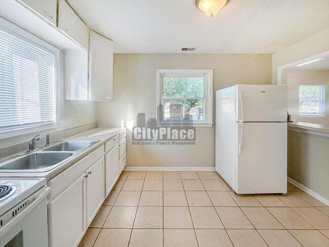 Building Photo - 2121 N Catherwood Ave