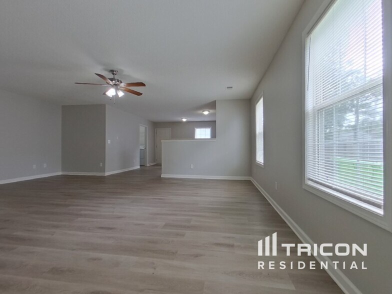 Building Photo - 404 Castle Ridge Dr