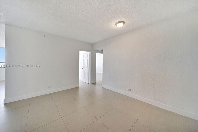 Building Photo - 1500 Bay Rd