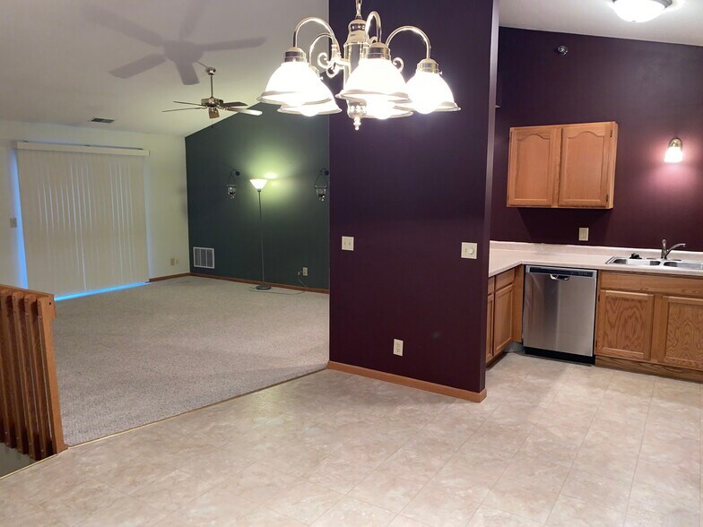 Building Photo - 1917 Deerhaven Ln NE