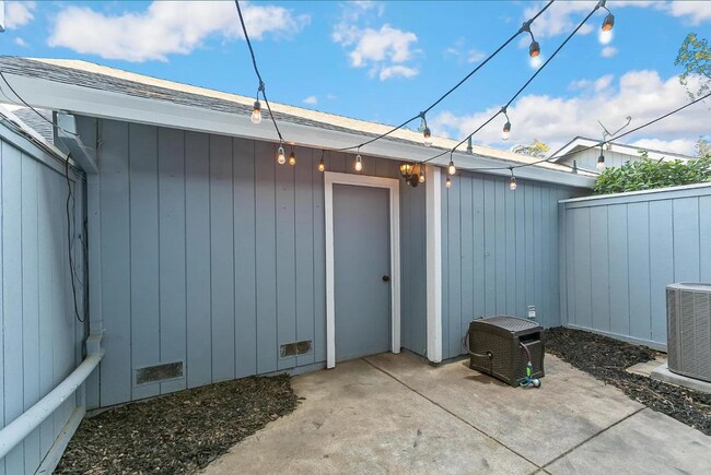 Building Photo - 7673 Lily Mar Ln