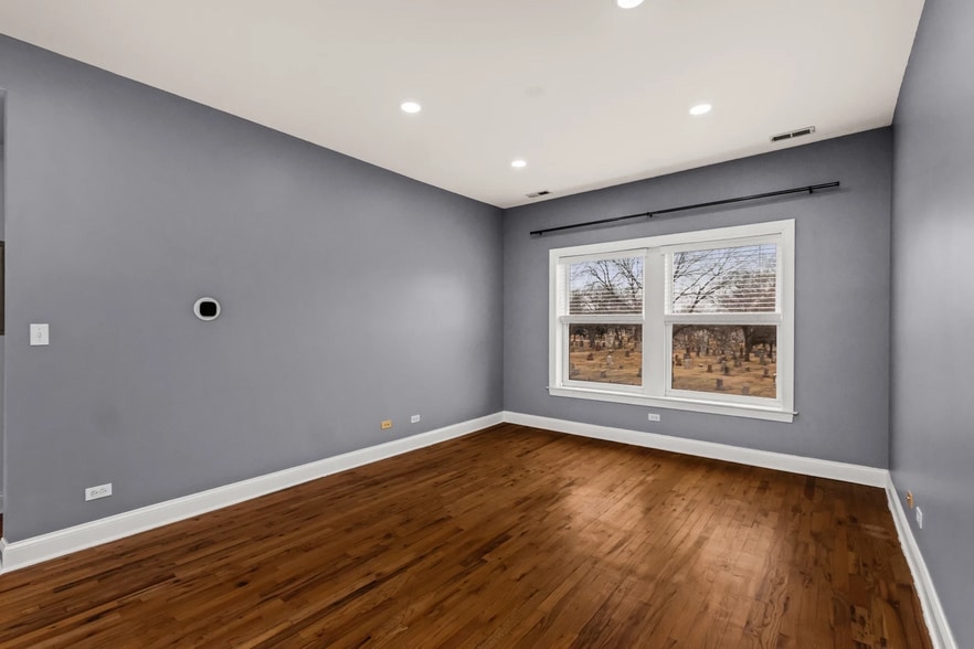 Building Photo - 1323 W Lawrence Ave