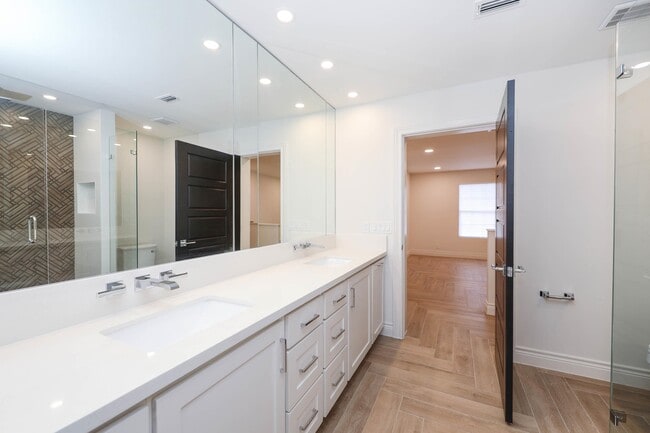 Building Photo - 102 Belaire Dr