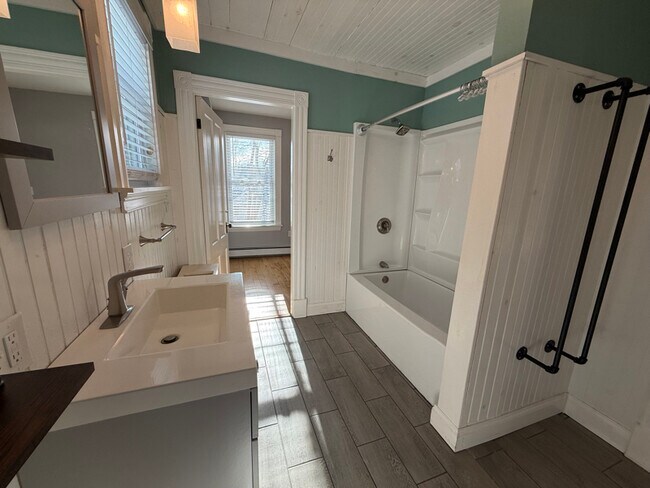 Building Photo - 672 Lisbon St