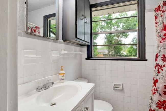 Building Photo - 517 Lakewood Rd