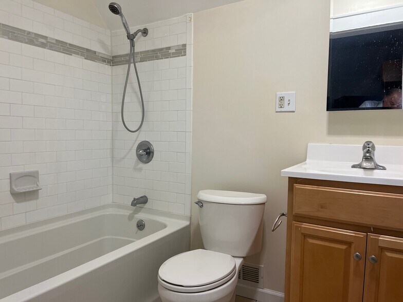 Bathroom - 63 Raymond St