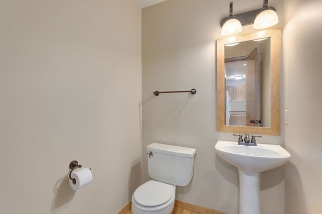 Building Photo - 2 Bedroom/1.5 Bathroom Duplex - ASK ABOUT ...