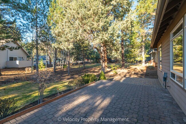 Building Photo - Single Level Home Near Rivers Edge Golf Course!