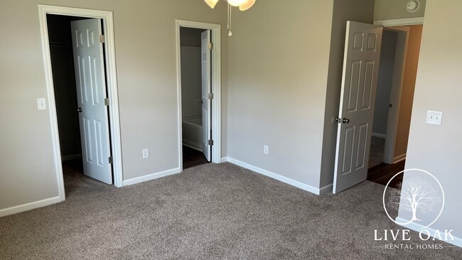 Building Photo - MOVE-IN SPECIAL: $500 OFF 1st MONTH'S RENT!**