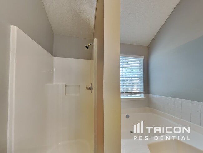 Building Photo - 3480 Cameo Ct
