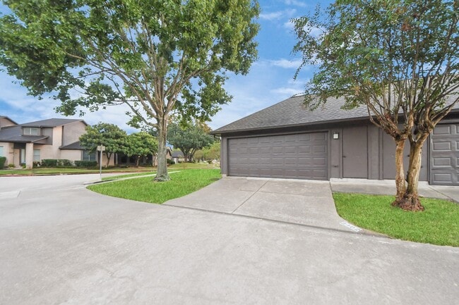 Building Photo - 2102 Gemini St