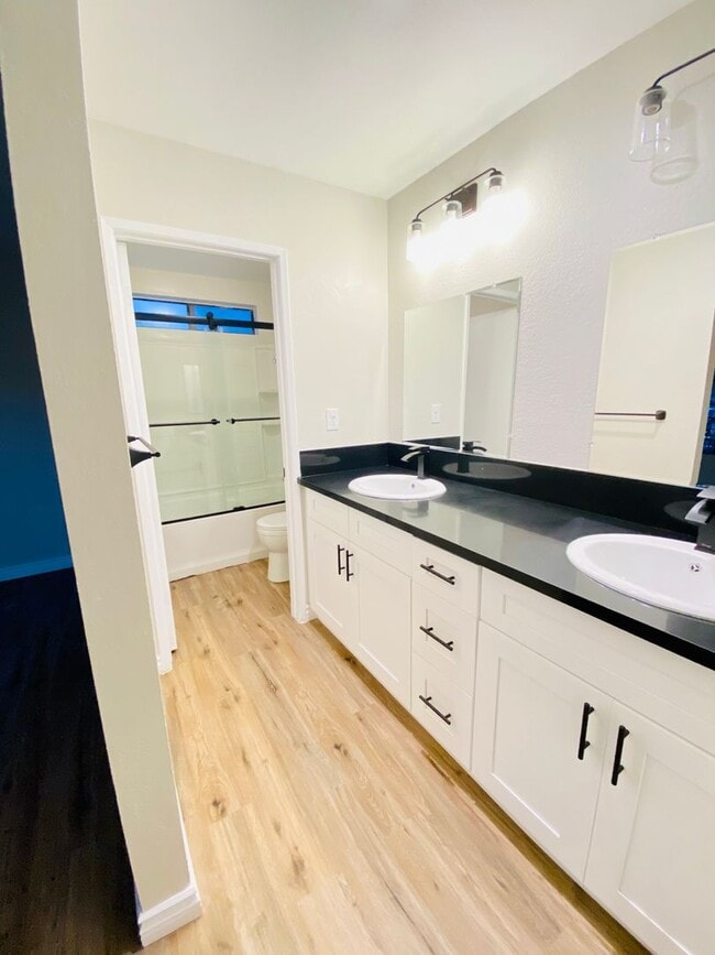 Building Photo - Beautifully remodeled spacious 1 Bedroom r...