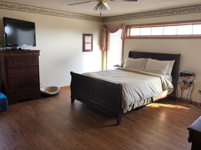 Building Photo - 3 Bedroom 2 bath