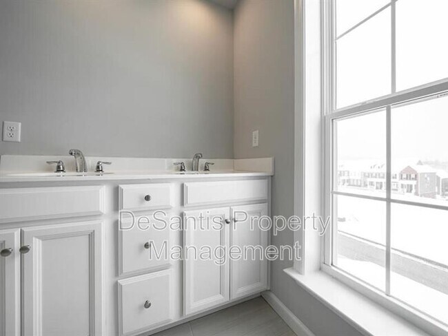Building Photo - 1451 Hastings Cres