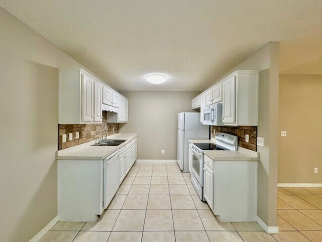 Building Photo - 2 bedroom/2 bathroom/2 car garage town home for rent in Mary Esther, East of Hurlburt AFB!