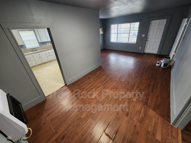 Building Photo - 400 W 17th St