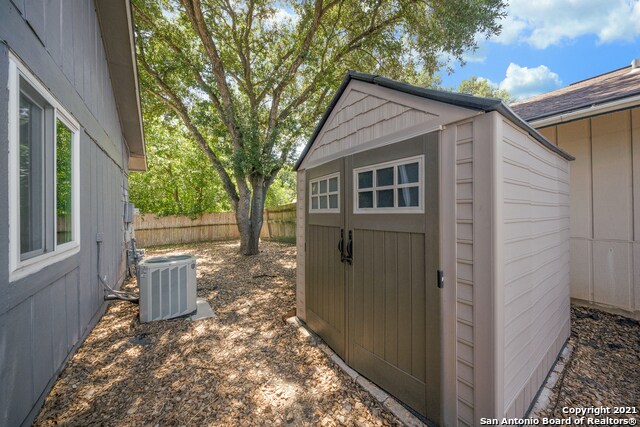 Building Photo - 8032 Laurel Bend