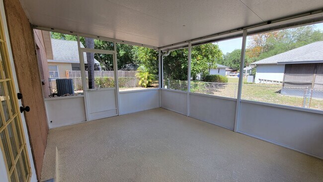 Building Photo - Fantastic 3 Bed/ 2 bath + Den ~ UTC Distri...