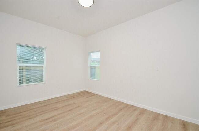 Building Photo - 405 Clearwater St