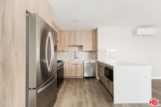 Building Photo - 1307 Tamarind Ave