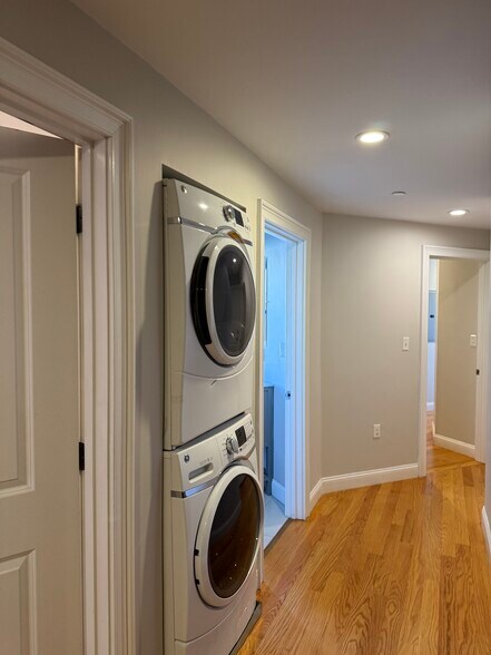 Building Photo - 151 Meridian St