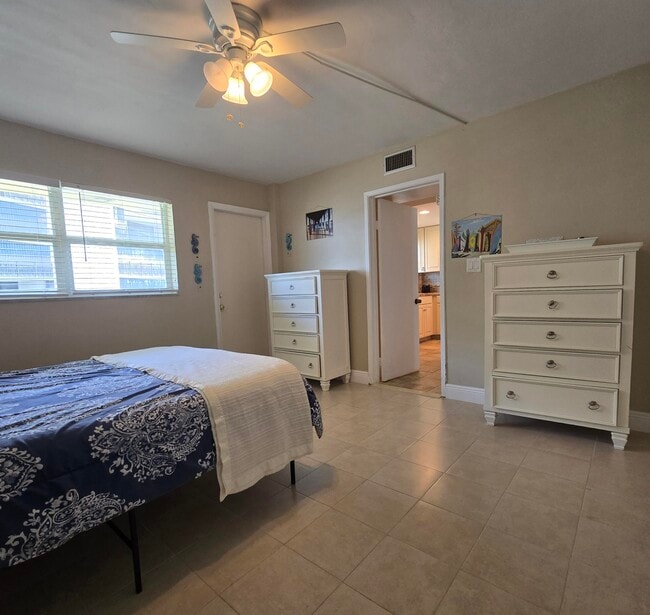 Building Photo - 1161 Hillsboro Mile