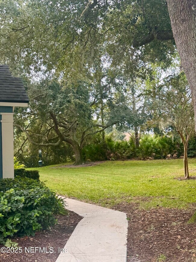 Building Photo - 13700 Richmond Park Dr N