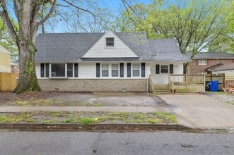 Building Photo - Spacious 5BR Home with Fenced Backyard in Norfolk
