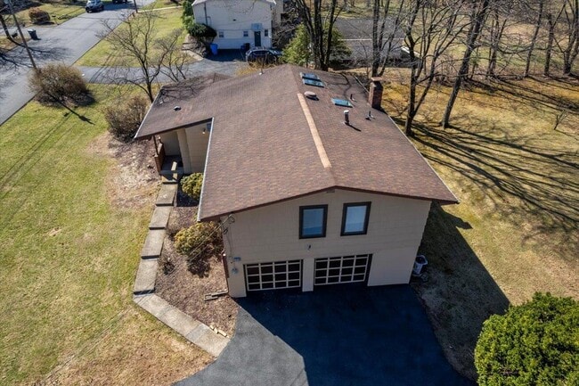 Building Photo - 13 Barrie Dr