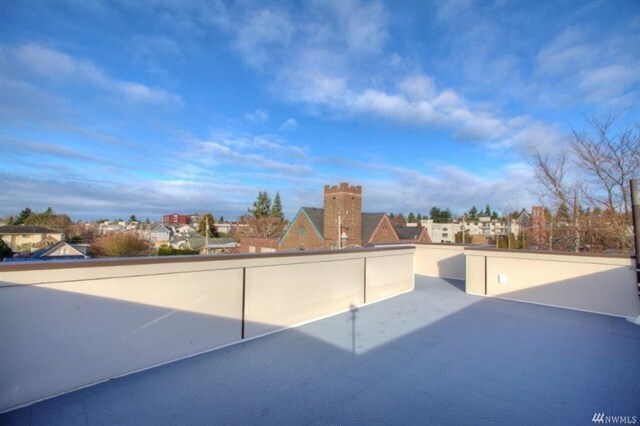 Building Photo - Beautiful 2016 Ballard Townhome 3 Bed 2.5 bath
