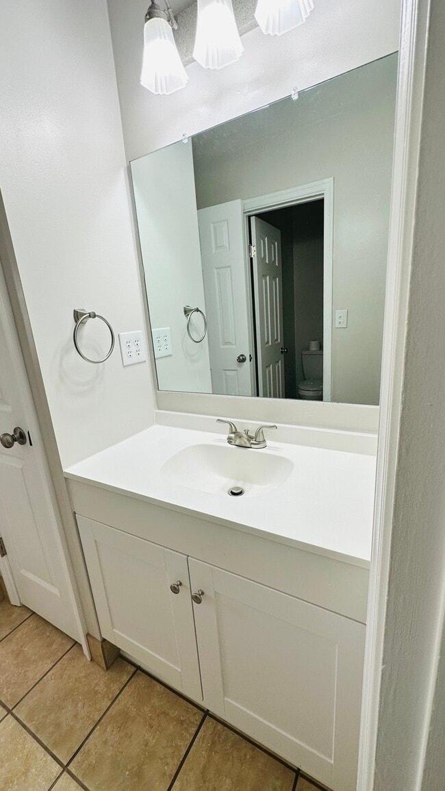 Building Photo - 3 BEDROOM END UNIT TOWNHOUSE FOR RENT IN V...