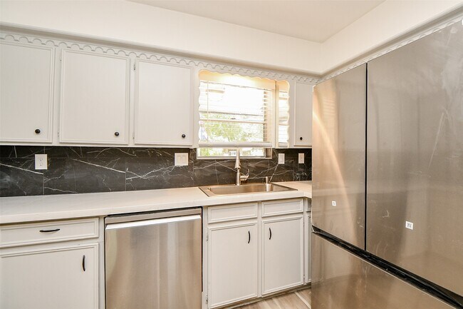 Building Photo - 162 Bluebonnet St