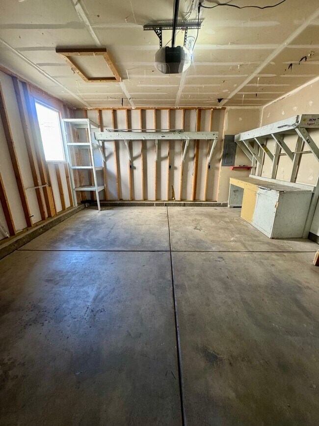 Building Photo - 3 Bedroom Home Close to Military Installations