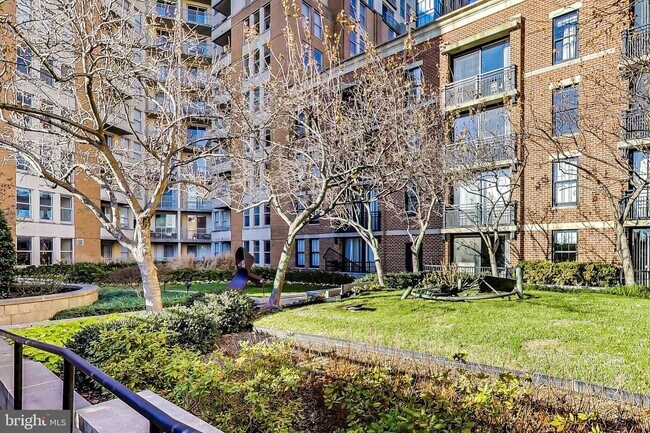 Building Photo - 717 President St