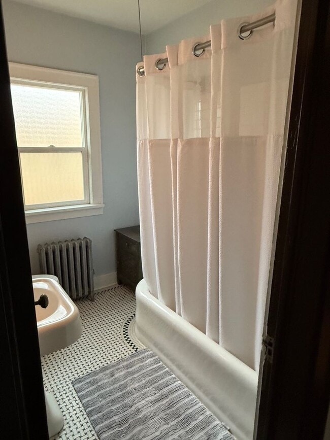 Building Photo - LOCATION LOCATION! This stunning remodeled bungalow has 4-beds and 2-baths w/ an office and is lo...