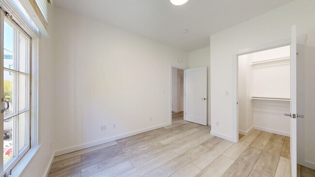 Building Photo - 944 Hayes St