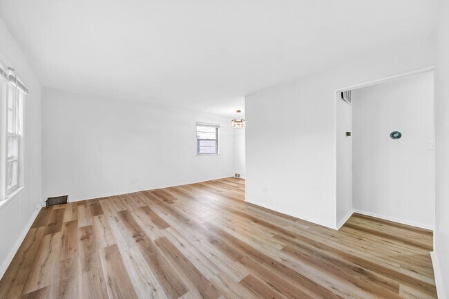 Building Photo - 27151 Farringdon Ave