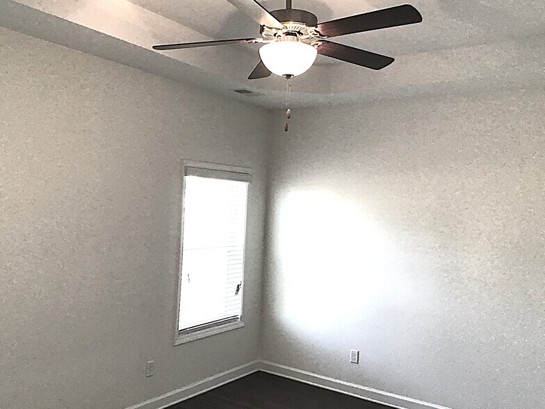 Building Photo - 530 Lateleaf Dr