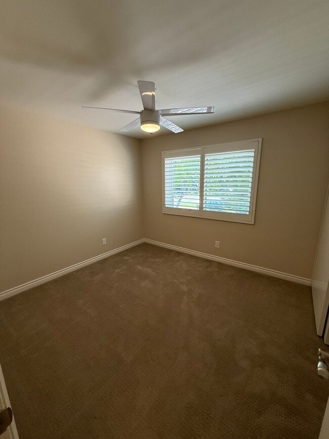 Building Photo - Spacious 3-Bed, 2-Bath End-Unit Townhome w...