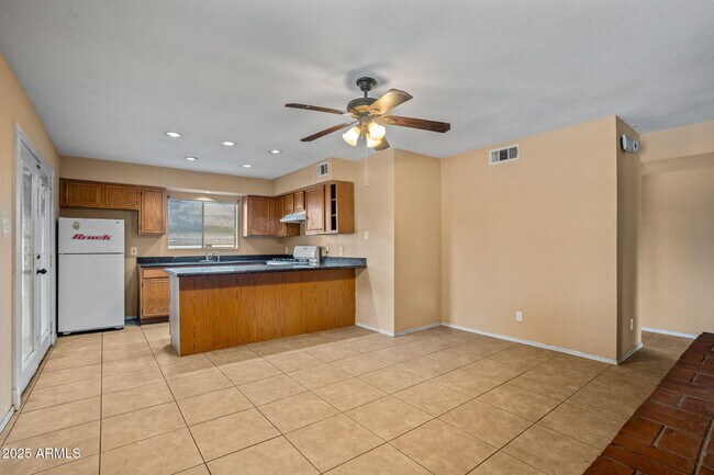 Building Photo - 2534 E Randall Dr