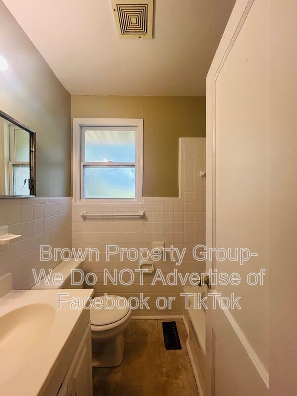 Building Photo - 486 McBain Dr