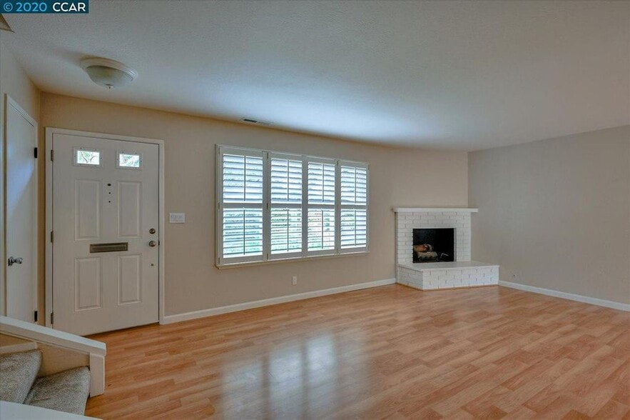 Living room - 102 Miramonte Dr