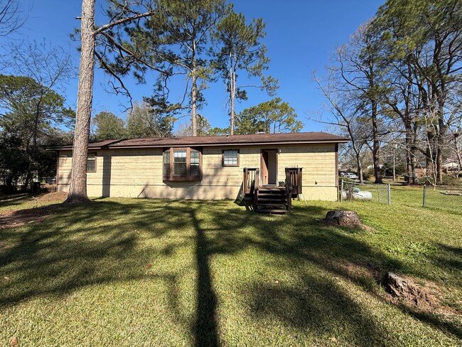 Building Photo - **** $125 PRICE DROP NOW 1975!!!****    Be...