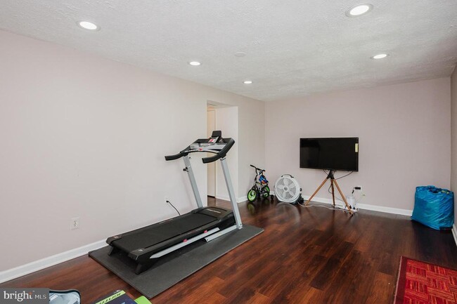 Building Photo - 3760 Bonnybridge Pl