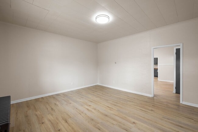 Building Photo - Stunning 2 Bedroom home in McKees Rocks available July 1!