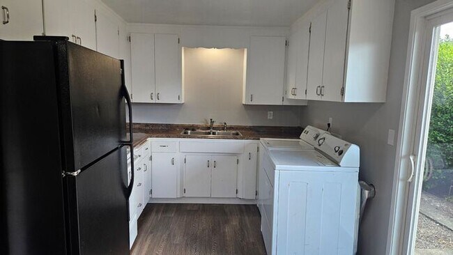 Building Photo - Beautiful Tacoma duplex 2bd 1 bath w/ 1 car garage