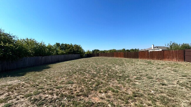 Building Photo - Move-in Ready Open Layout with a Huge Yard!