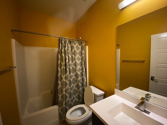 Building Photo - Charming 2-Bed / 2.5-Bath Townhouse in the...