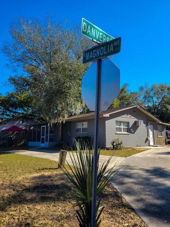 Building Photo - 1000 E Magnolia Ave